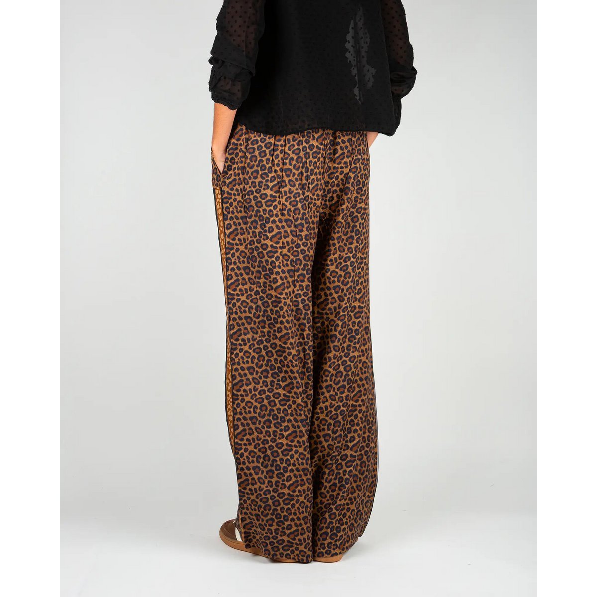 Pantaloni fluidi da donna con stampa leopardata marrone
