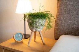 Blumentopf aus Seegras geflochten, mit integriertem Ständer