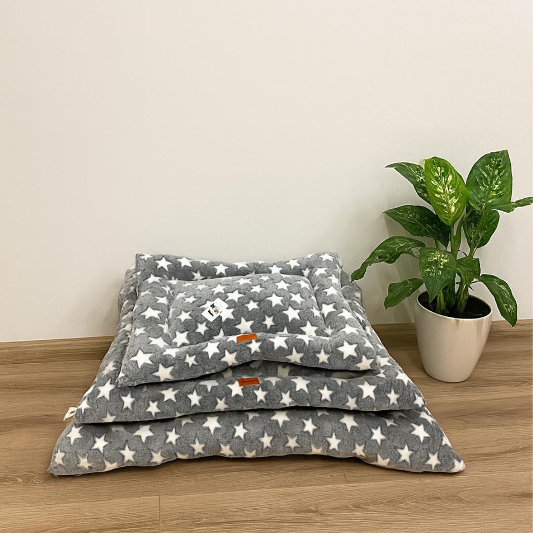 Yommy Dog Bed in 3 Sizes (M,LXL) – Grey Stars and Bones Design Pet Bed | Soft, Non-Slip, Durable, and Washable Indoor Dog Bed for Comfortable Rest