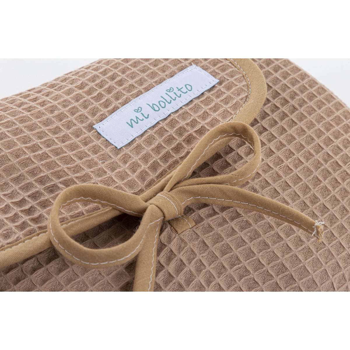 Portable, foldable and waterproof baby changing mat. 100% waffle cotton fabric. Easy to store in the mother's bag. Ideal for a newborn gift.