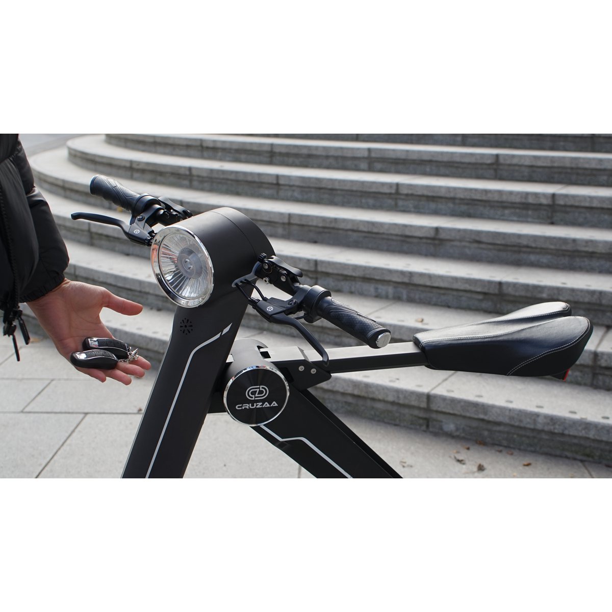 De officiële exclusieve Cruzaa E-Scooter Carbon Black