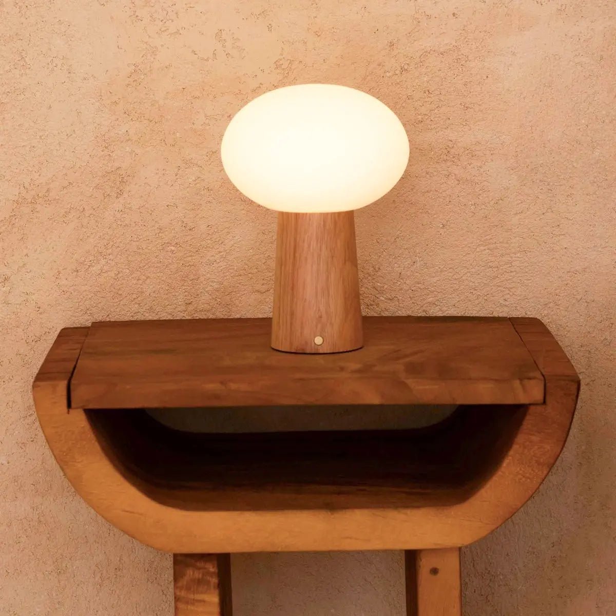 Max Hellbraune kabellose Tischlampe aus Holz
