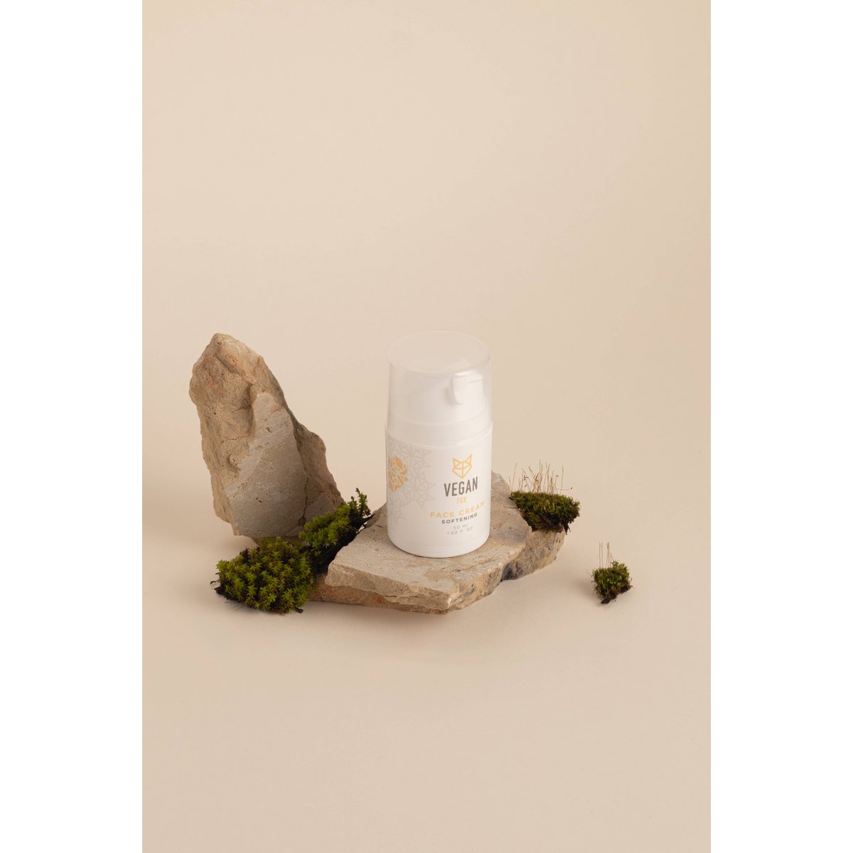 Crema facial suavizante con aceites de almendras y aguacate.