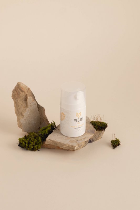 Crema facial suavizante con aceites de almendras y aguacate.