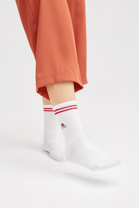 Calcetines de bicicleta orgánicos - Calcetines de tenis blancos con ciclista bordado