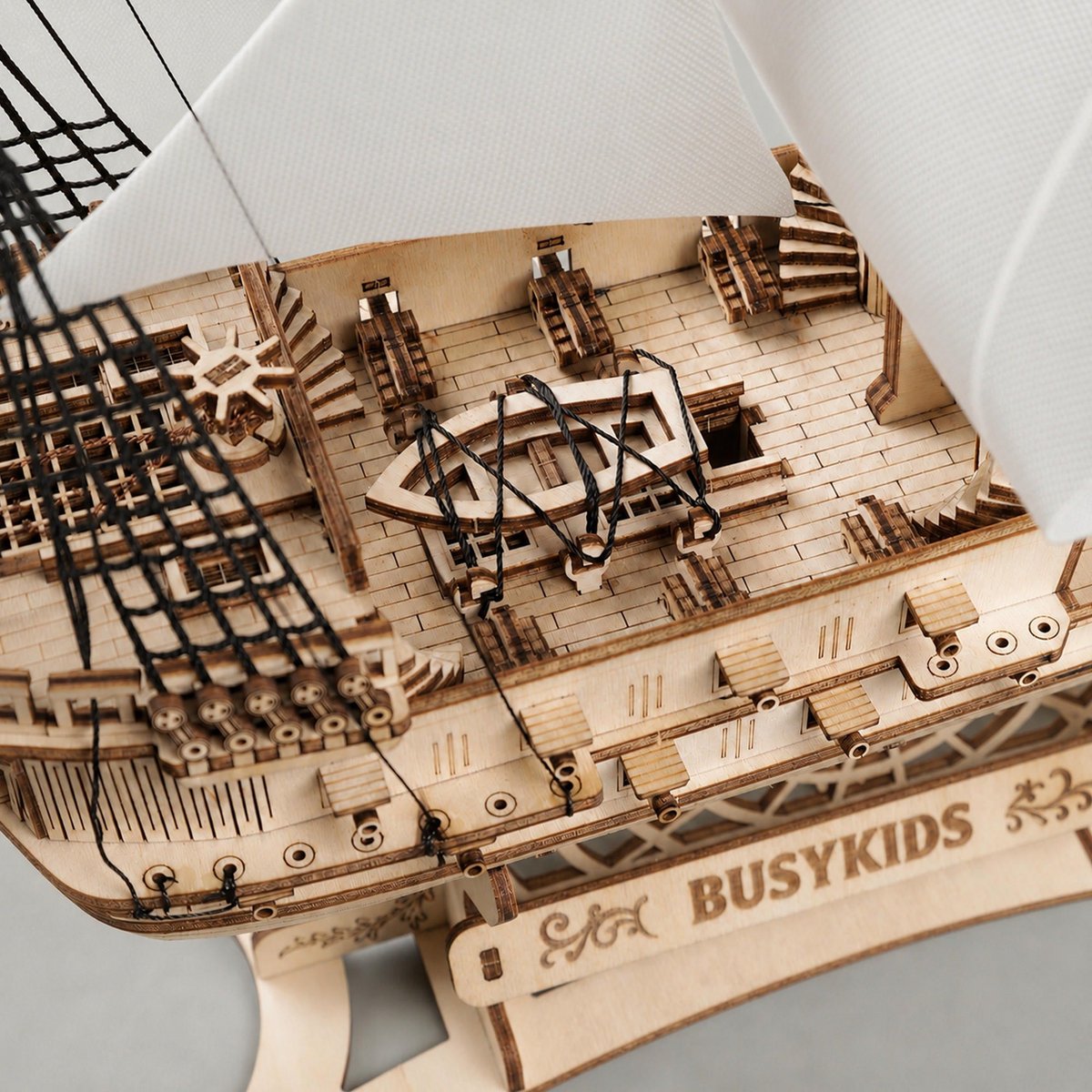 Galeone aus Holz mit LED-Beleuchtung – 3D-Holzpuzzle 583 Teile, Schiffsmodell mit Segeln und Takelage, Modellbausatz ab 12