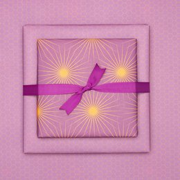 Lila Geschenkpapier mit Sonnensternen, retro Geschenkpapier orange und lila, ideal als Geburtstags- Geschenkpapier Frühling oder Weihnachtsgeschenkpapier