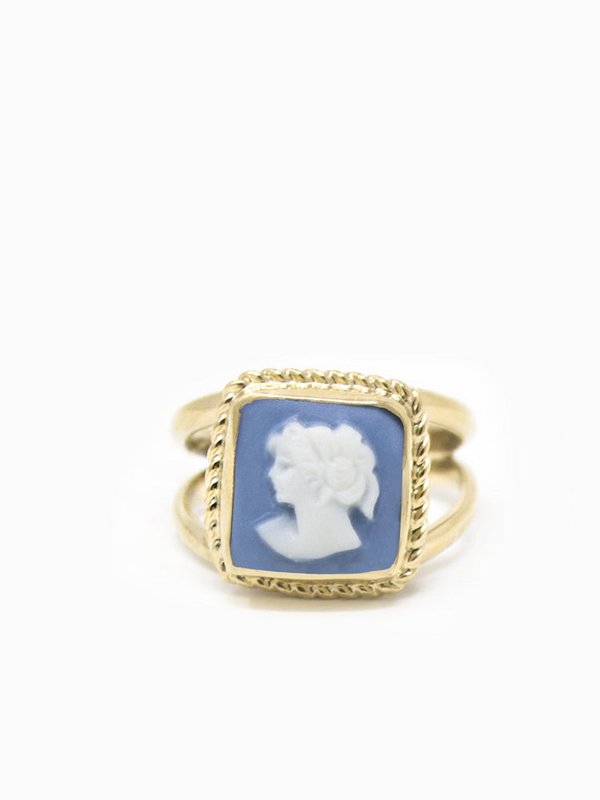 De geliefde hemelblauwe cameo -ring