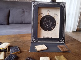 ASTROLOGI CHOKOLADER -MÆLK- EMBALLAGE FOTORAMME © + KORT
