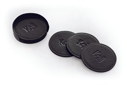 K0007AB | Juego de posavasos de 6 piezas en piel genuina plena flor, lisa. Dimensiones del posavasos: ø 9 cm, Dimensiones del portavasos: ø 9 x 3,0 cm. Embalaje: bolsa de Tnt