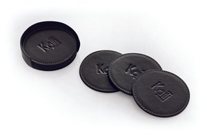 K0007AB | 6-piece coaster set in genuine full-grain leather, smooth. Coaster dimension: ø 9 cm, Coaster holder dimension: ø 9 x 3.0 cm. Packaging: Tnt bag