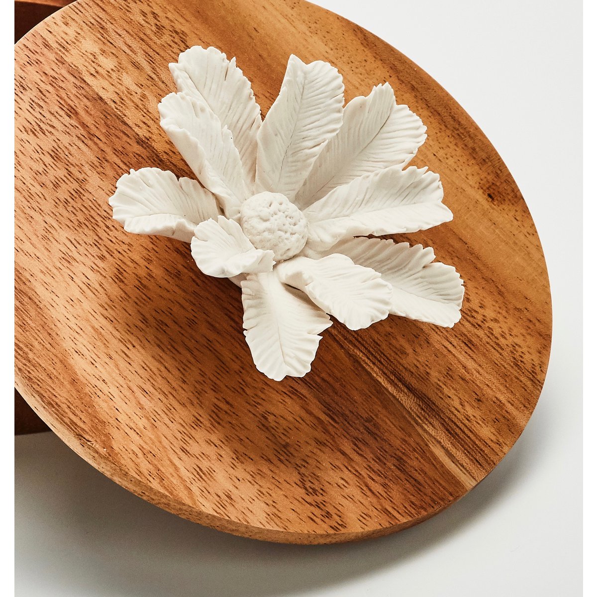 Akazienholzbox mit Porzellanblume – 15 cm – TIARI