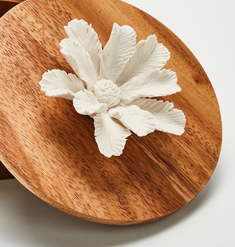 Akazienholzbox mit Porzellanblume – 15 cm – TIARI