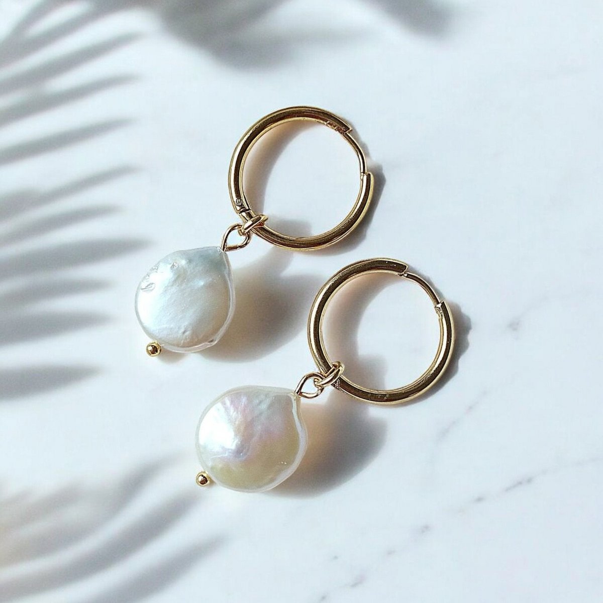 BIANCA HOOPS – Huggie Hoops 2in1 Keshi Gold Pearls