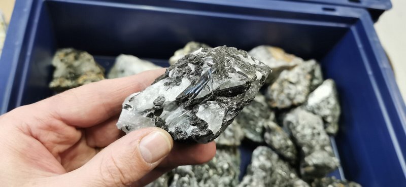 Raw Stones - Black Tourmaline & Quartz (1 kg)