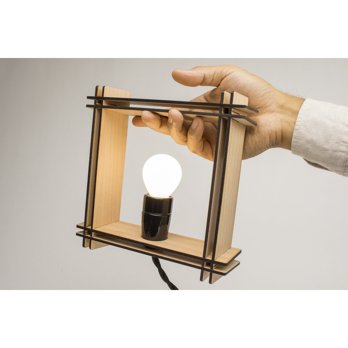 Hashtag LAMPE Nr. 1 firkantet bøg – Minimalistisk dæmpbar bordlampe – julegave