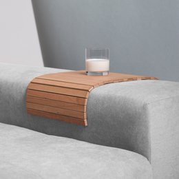Tray that takes the shape of the arm of your sofa or of most unstable surfaces - DETRAY CHERRY