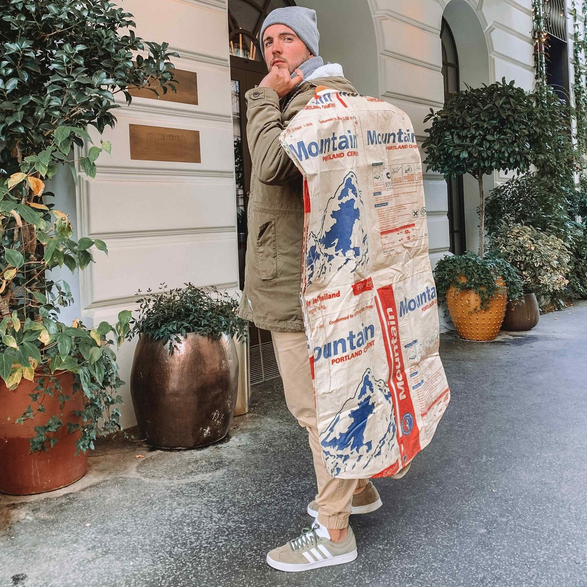 BORSA PER ABITI | Porta abiti ecologico in beige-blu-rosso