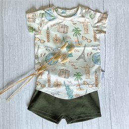 T-shirt à ourlet incurvé Voyagez à travers le monde - Design exclusif