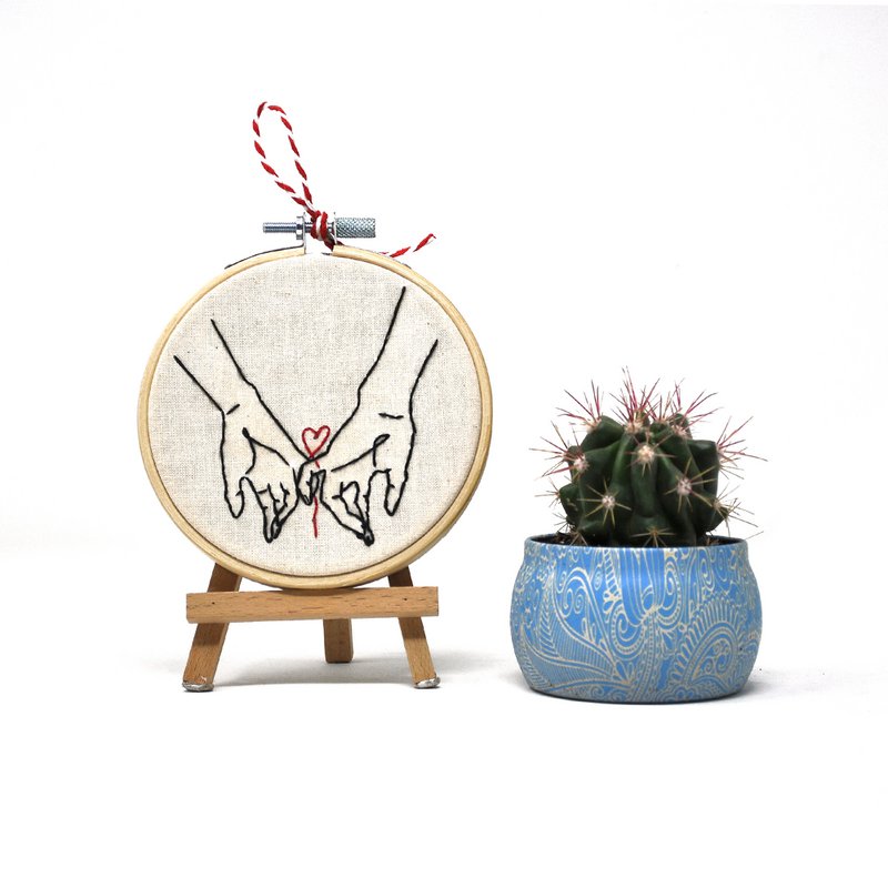 Håndlavet broderibøjle vægkunst - LOVE Collection - Tektil vægdekoration (10 cm) - S. Valentinsdag gave