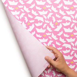 Pink indpakningspapir med papirbåde og striber - lyserødt indpakningspapir med papirbådmønster, ideelt til børns fødselsdag, dåb, fødsel.