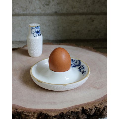 Tazza di uova a fiore blu