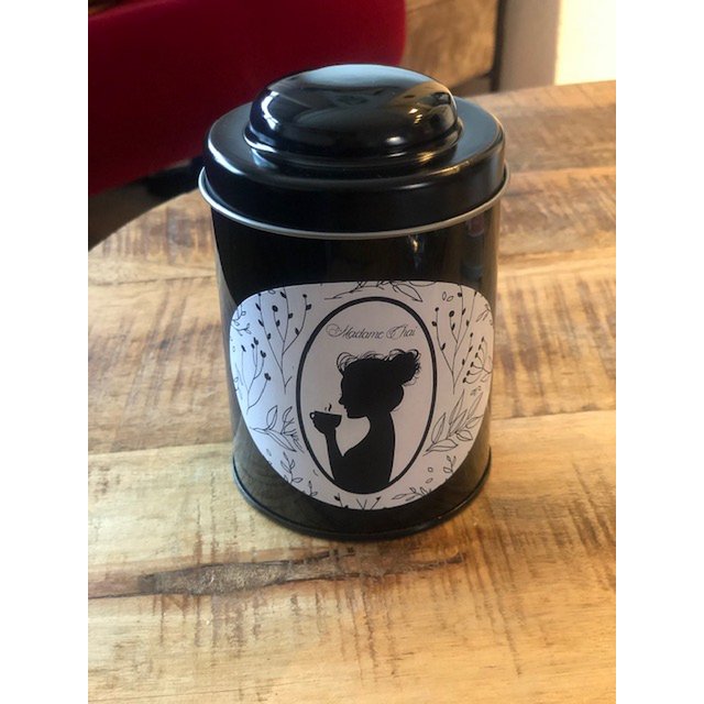 Madame Chai hält Teedose
