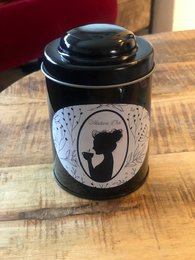 Madame Chai hält Teedose