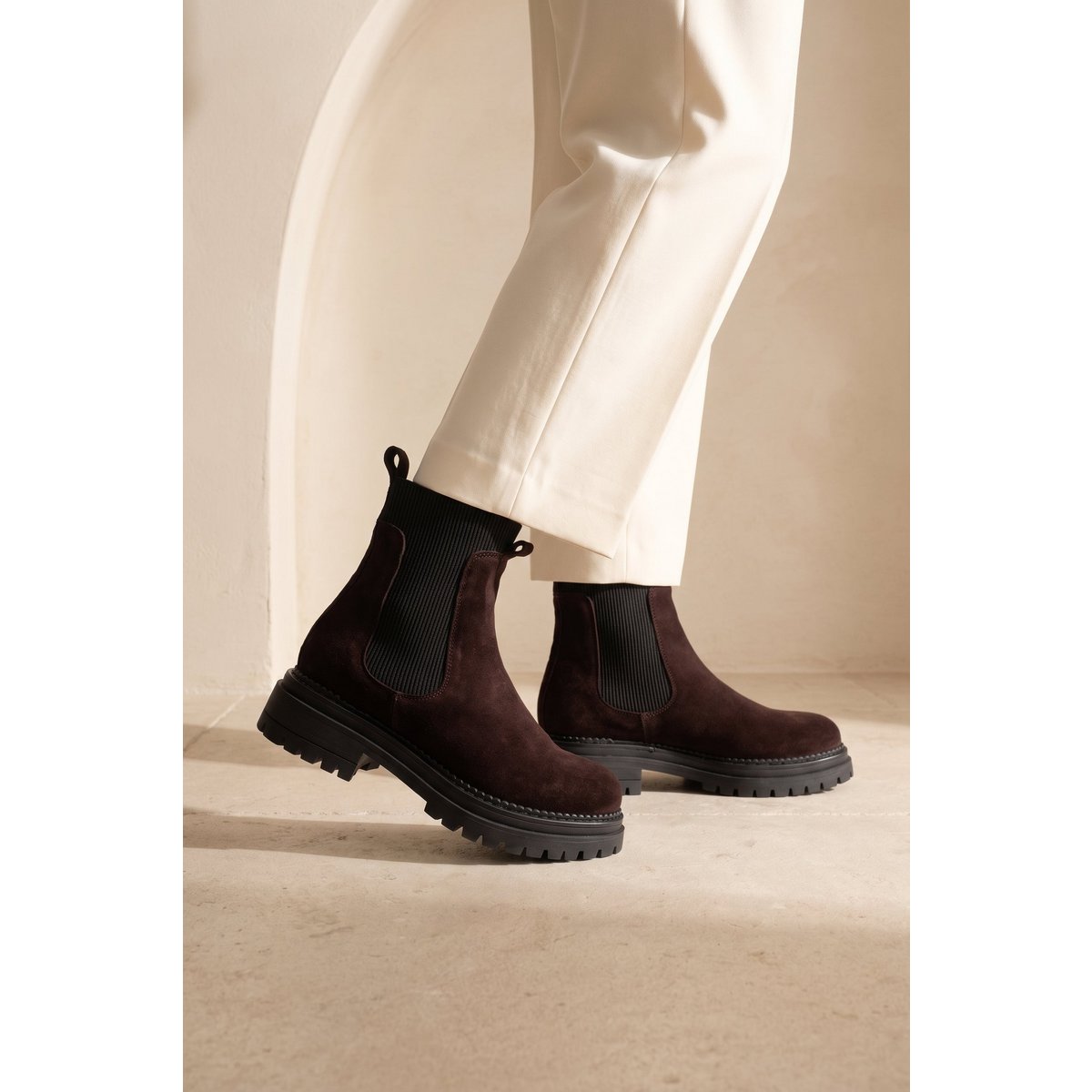 KELLY CHOCOLATE – Wildleder-Stiefeletten mit elastischen Einsätzen VORBESTELLUNG