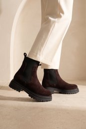 KELLY CHOCOLATE – Wildleder-Stiefeletten mit elastischen Einsätzen VORBESTELLUNG