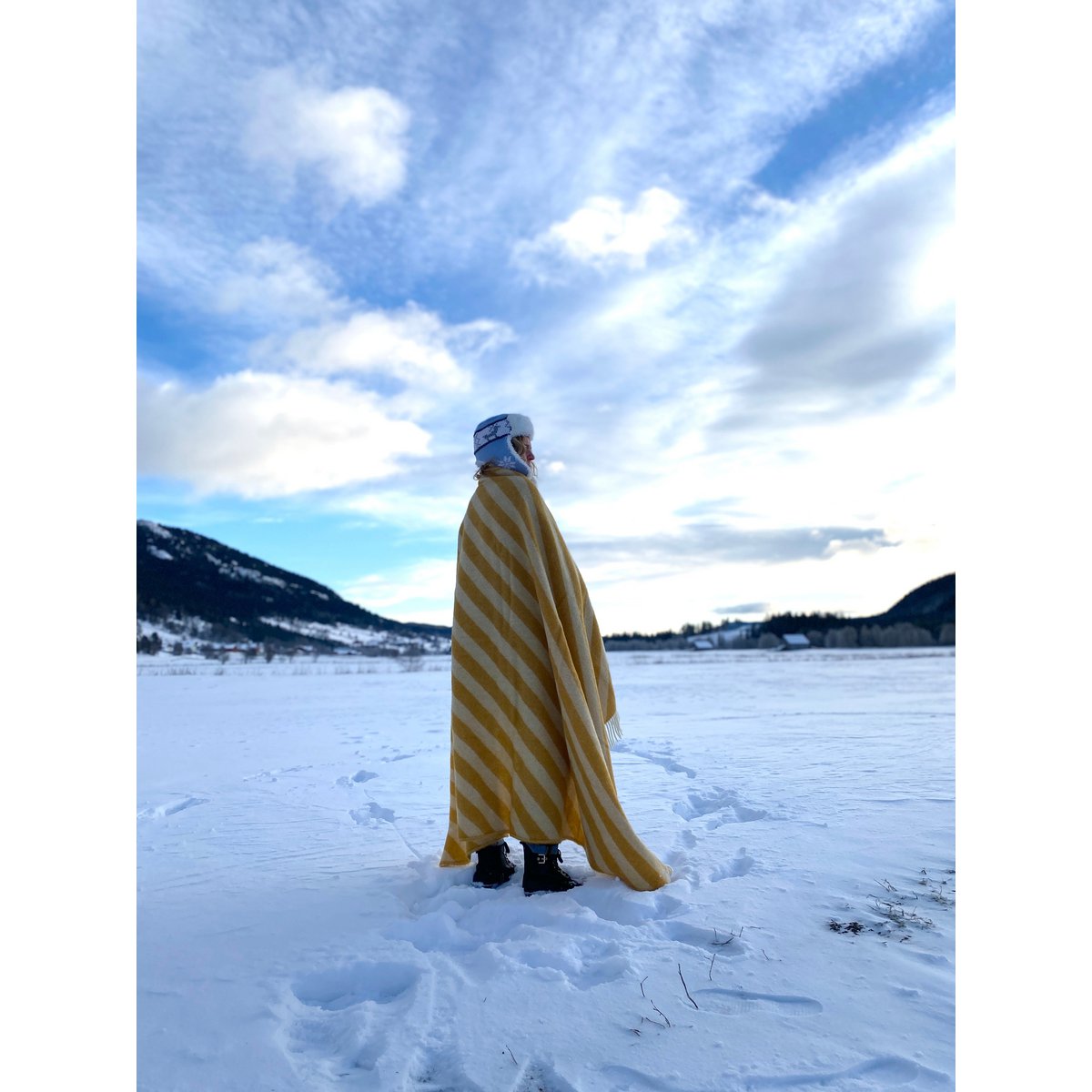 Manta ligera de pura lana noruega en amarillo Filip