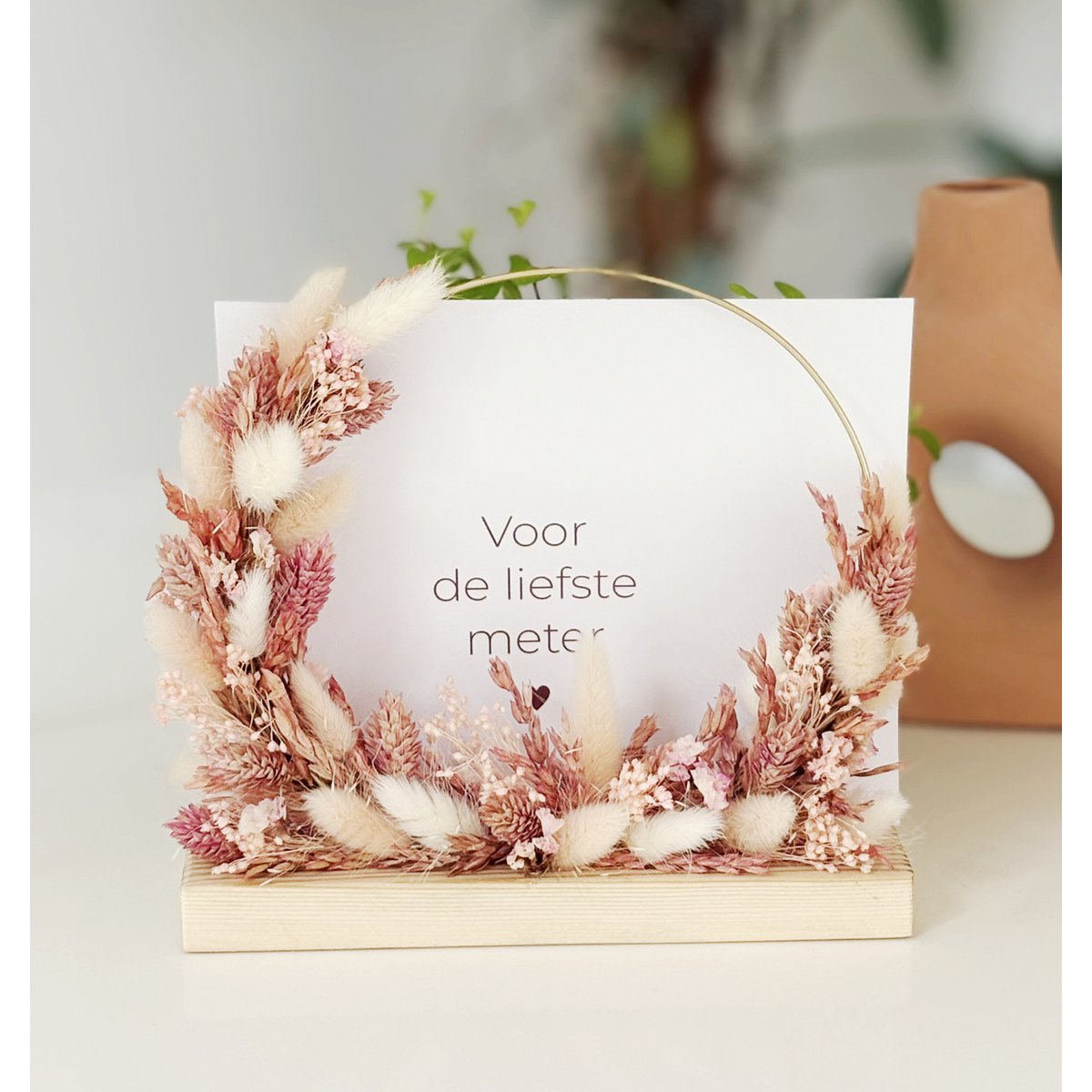 Cercle à fleurs 19x16x7cm dans une boîte en mica rose