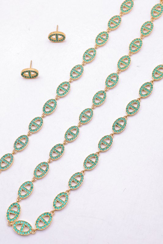 Ensemble assorti comprenant un collier, un bracelet en chaîne et une paire de boucles d'oreilles puces. Chaque bijou est composé d'une succession de maillons en forme de maille marine entièrement pavés de petits strass scintillants.