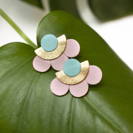 Große Blumen Ohrstecker - Rotgold blaues Leder