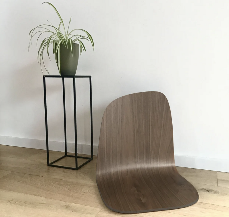 Bodenstuhl mit Nussbaum-Finish