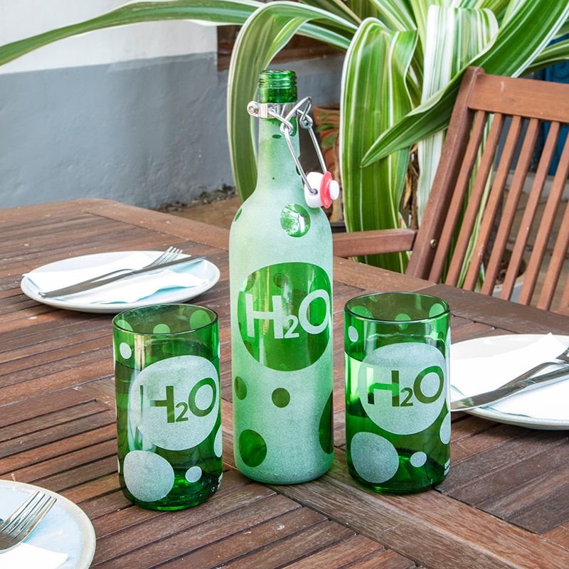 Set bottiglia d'acqua e bicchieri "H2O" (set di 2 bicchieri)