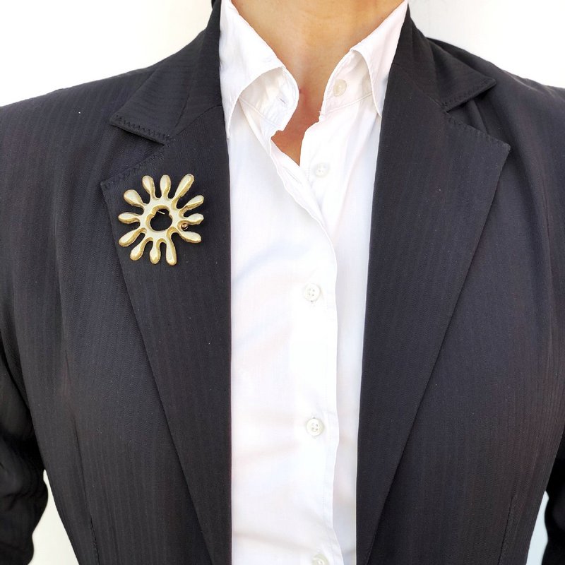 Broche redondo irregular zamak chapado en dorado 5,5cm