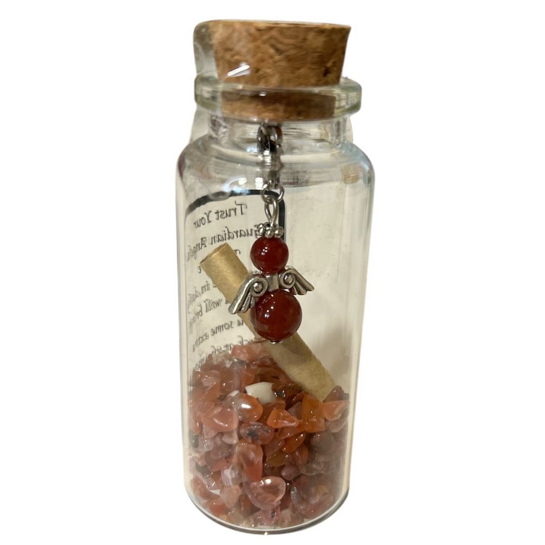 Engel in einer Glasflasche mit Naturstein, Muschel und einem Pergament mit Botschaft
