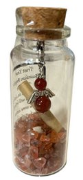 Engel in einer Glasflasche mit Naturstein, Muschel und einem Pergament mit Botschaft