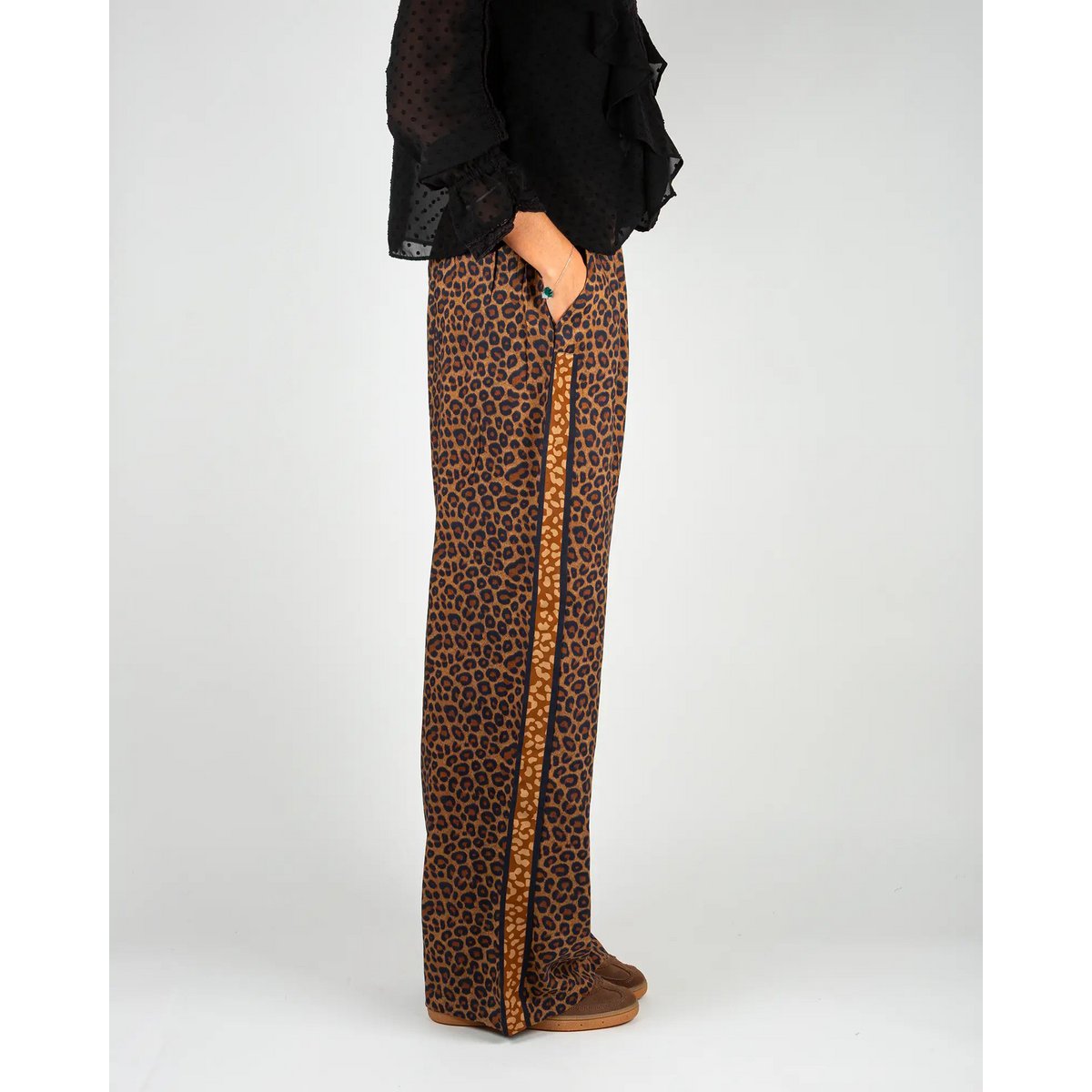 Pantaloni fluidi da donna con stampa leopardata marrone