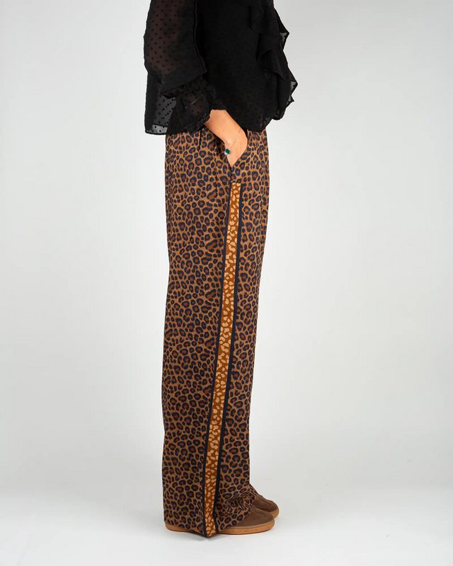 Pantaloni fluidi da donna con stampa leopardata marrone