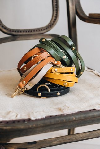 LIGHTWEIGHT CROSSBODY LEATHER LEASH. LASSO air