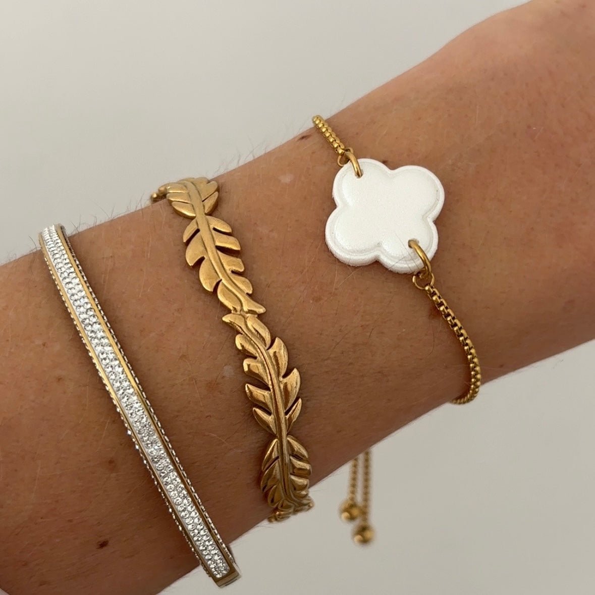 PURE CLOVER – Guld firkløverarmbånd