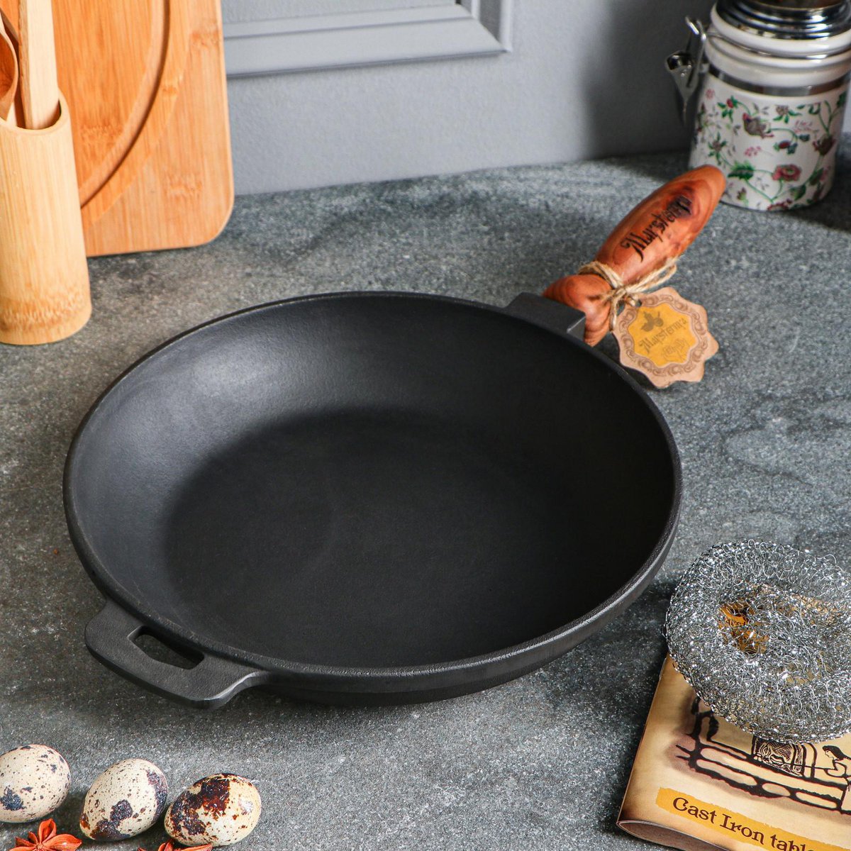 Frying pan cast iron - Ø 24 x 4 cm - cast iron pan for all heat sources - Wooden handle - PFAS Free - Black