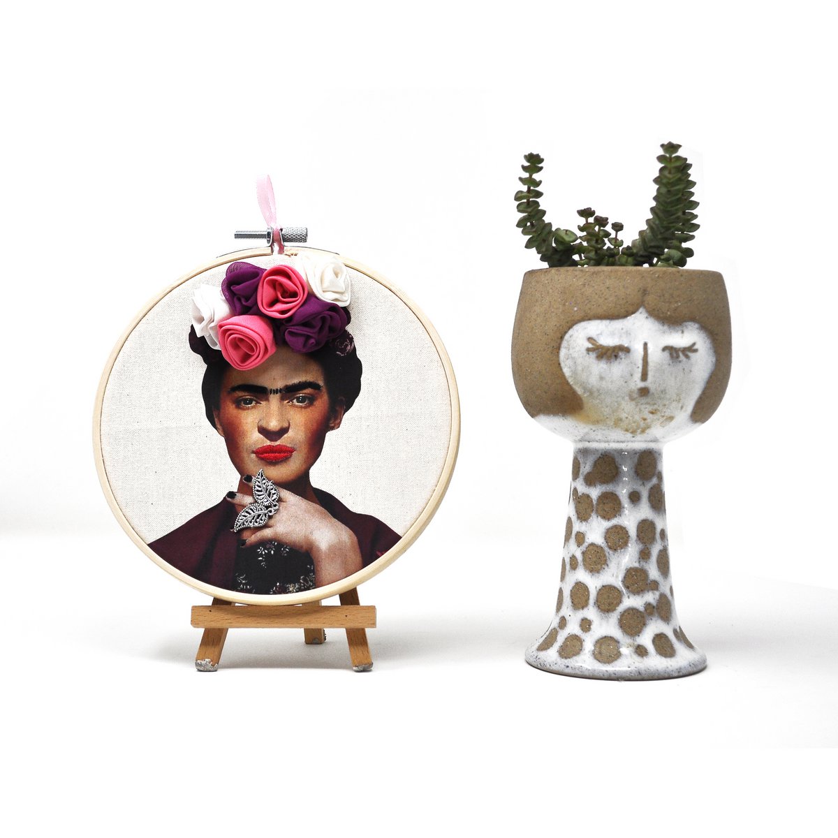 Art mural cerceau de broderie fait main - Portrait de Frida Kahlo - Décoration murale textile (10/15 cm)