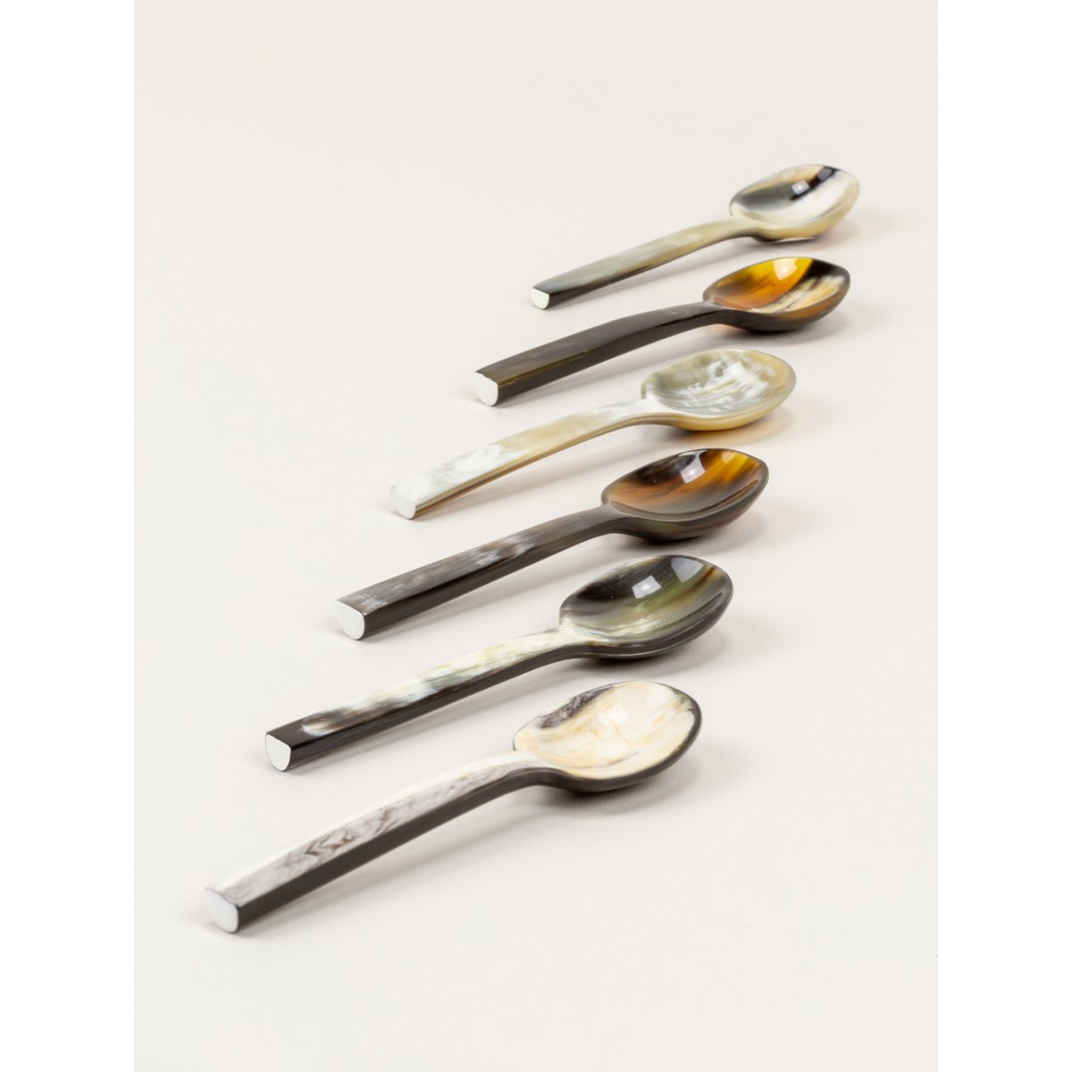Set van 6 Baguette theelepels in gemarmerd zwart hoorn