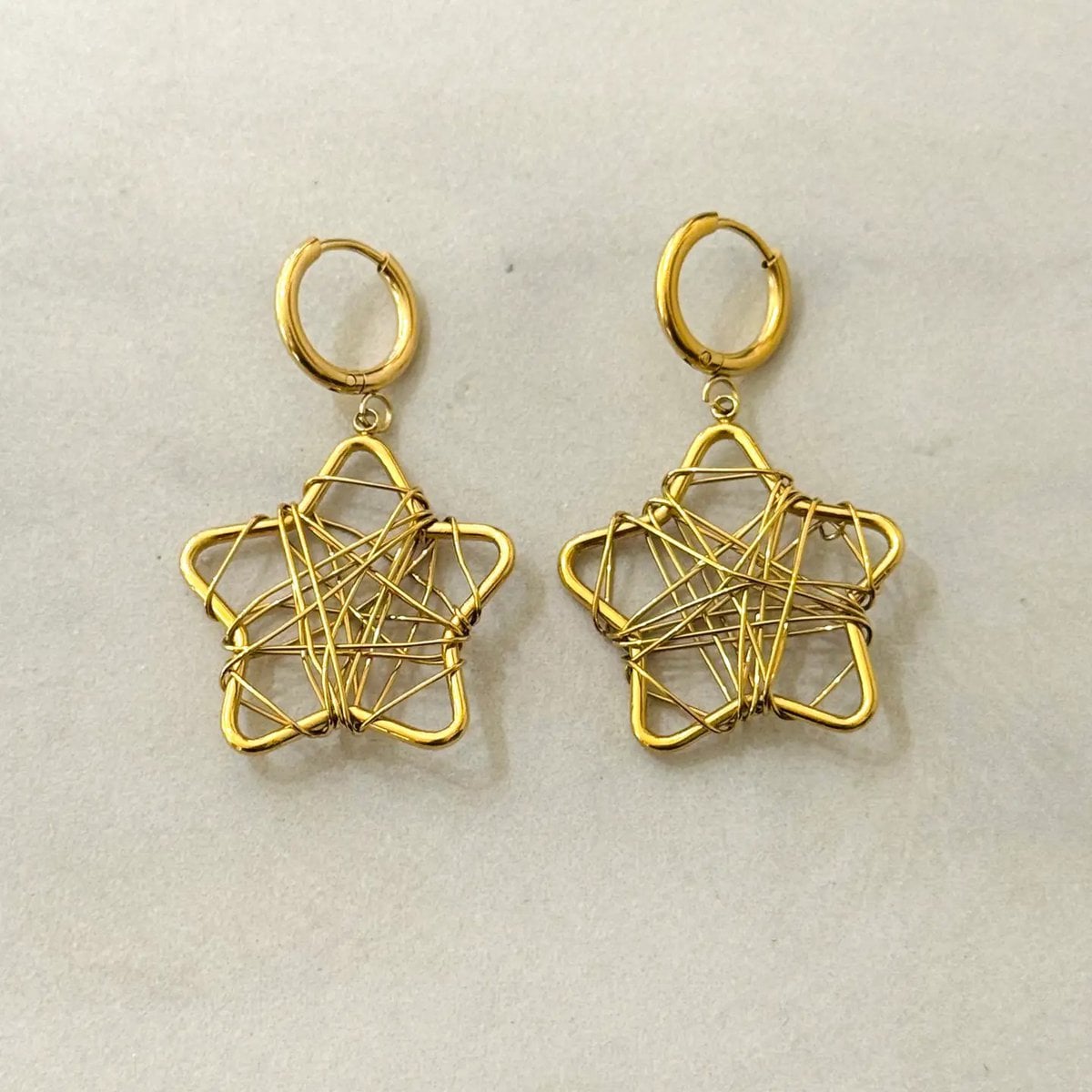 Boucles d'oreilles enchevêtrices étoilées étoiles