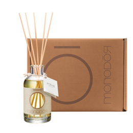 A 200 ml room fragrance diffuser in the Poème scent by Monodor. The diffuser features a glass bottle with wooden reed sticks and comes in a brown cardboard box.