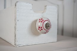 Hvid møbelknop med mørkerosa blomster 4 cm Isabelle Rose