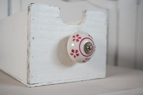 Witte meubelknop met donkerroze bloemen 4 cm Isabelle Rose